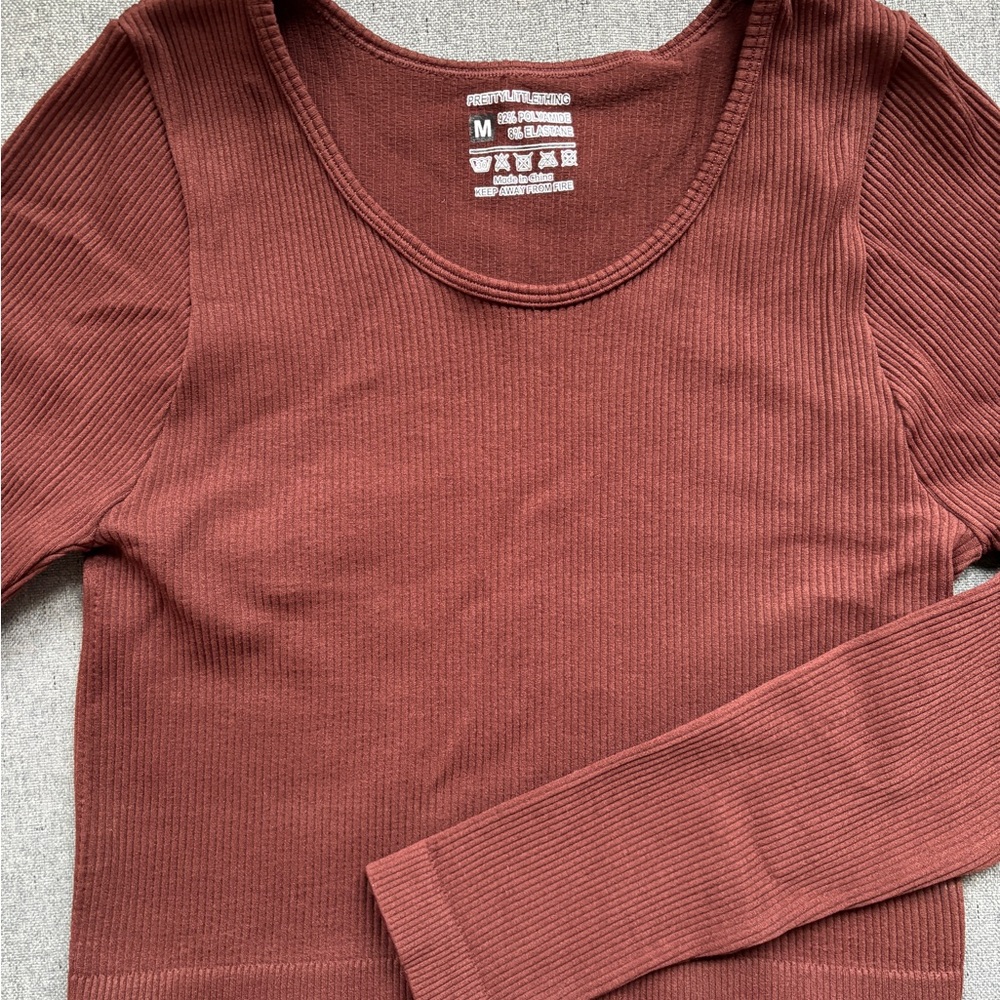 PrettyLittleThing Ribbed Long sleeve crop